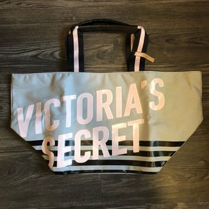 💗 NWT Victoria’s Secret Weekender Tote 💗